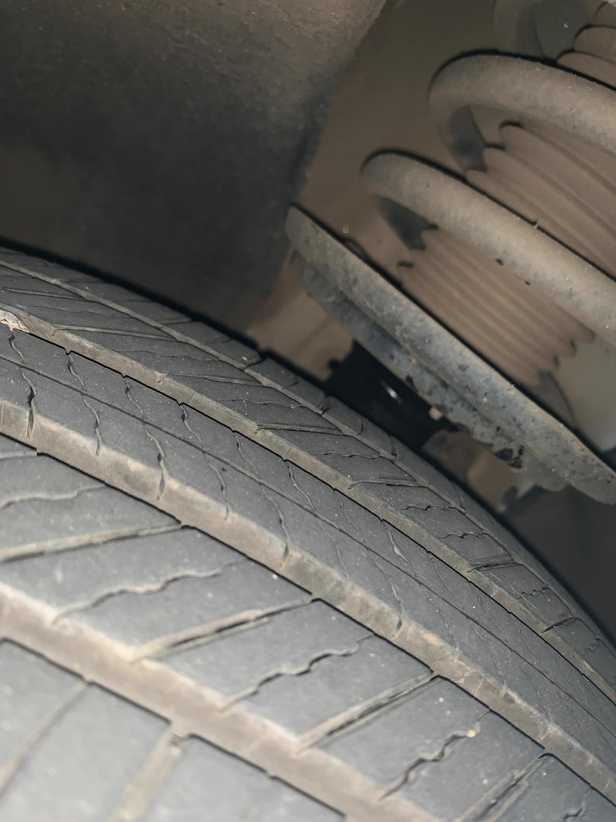 想问下凯迪拉克XT5的车友们，今早开车发现悬挂这里有漏油现象，然后地上也有像油的痕迹，想请教一下这是什么情况，谢谢。