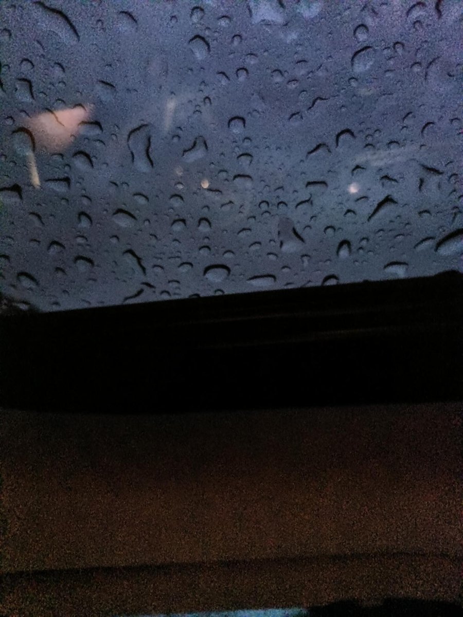 的丰田锋兰达豪华版，下雨天，天窗水槽有水吗