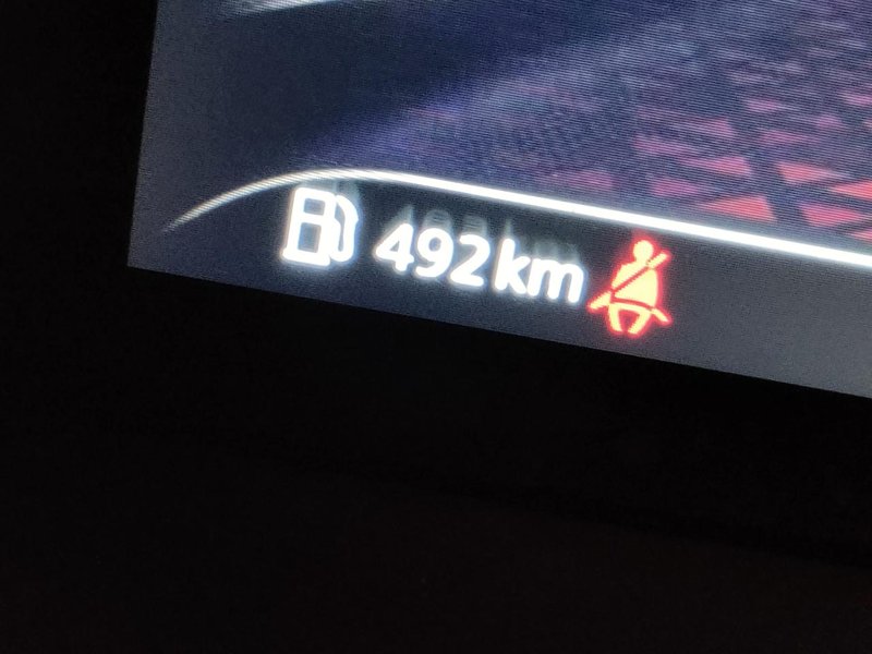 名爵MG5 各位师傅，我是刚刚拿驾照新手，这个图标是不是显示我油箱还能跑492km。  还有一个就是我车发动以后就跑了大