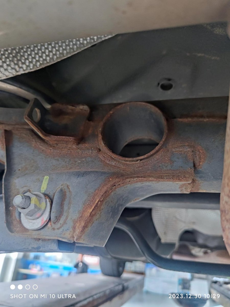 荣威RX5 MAX 大家有没有悬架和排气管生锈的啊，如果有的话是怎么处理的啊，麻烦帝友们指点一下，车子还在质保期呢