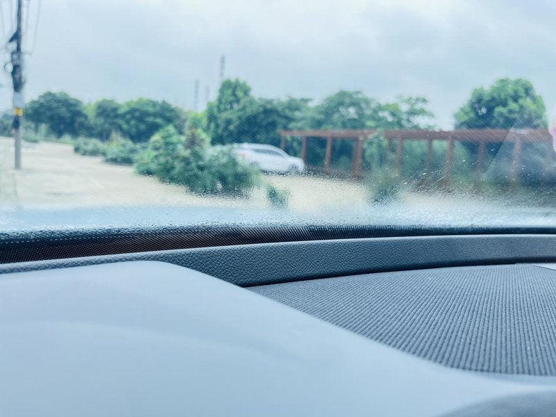 吉利博越L 你们有遇到这种情况吗？ 车玻璃外面有水汽，刮干净过一会又有了！ 是因为车里开空调的缘故吗？
