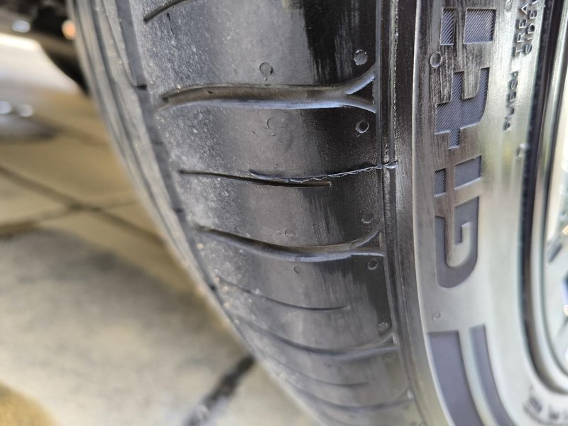 深蓝深蓝SL03 ，洗车发现左后轮轮胎侧有几道起皮，这是什么情况，影响轮胎行驶安全和寿命吗
