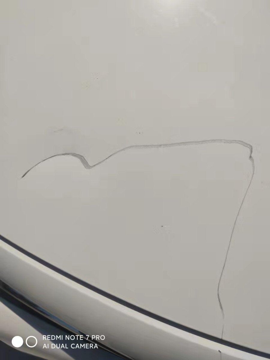 丰田威驰 车头盖被刮露铁，需要去喷漆吗？用点漆笔能不能防锈