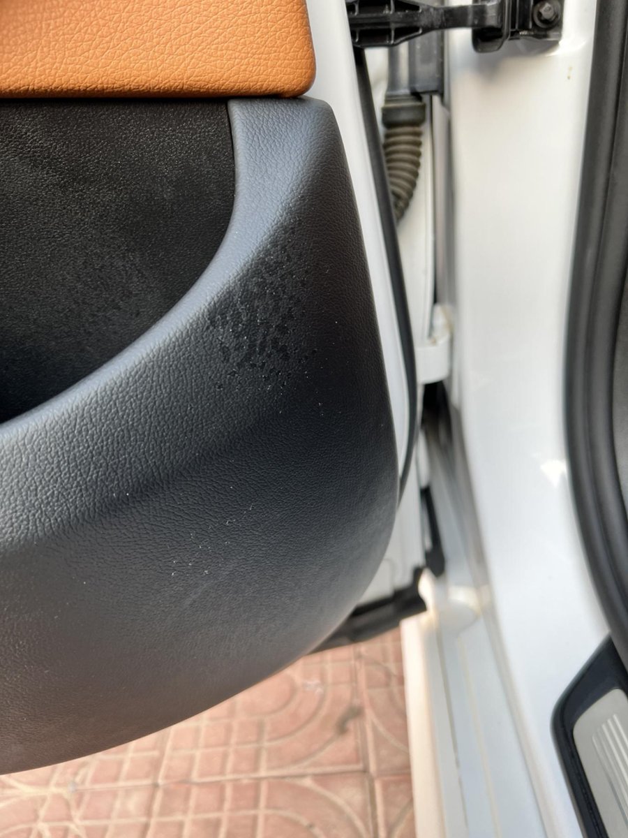 宝马6系GT 2020款M版车门门板有白色碎屑 有一样的吗 这是什么原因造成的啊 有办法修复吗