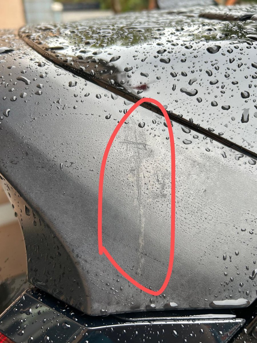 本田CR-V 求问兄弟们 车门塑料部分腐蚀了怎么办 今天还发现尾翼塑料部分也挂彩了 后车灯上也有不明印记 问了洗车店
