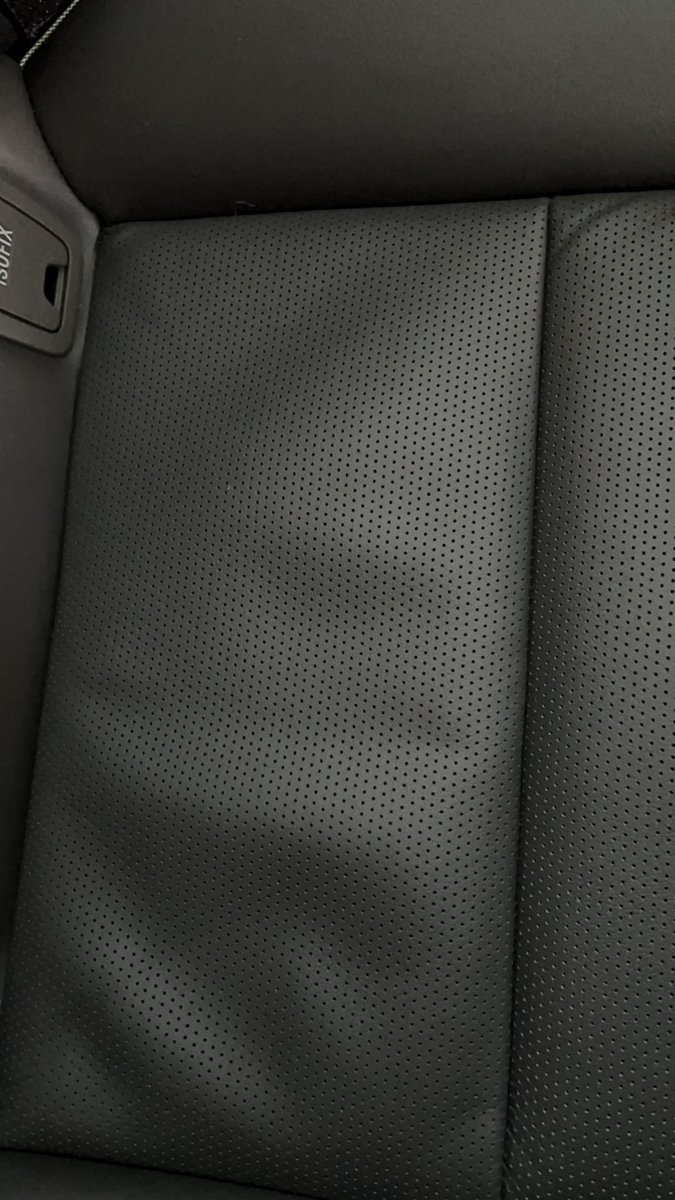昂科威S新车刚买3天已经出现前后排座椅鼓包的现象正常吗？图一后排，图二前排。