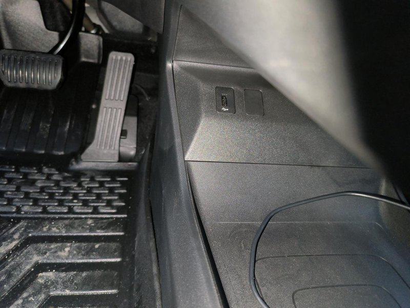 深蓝深蓝SL03 自带行车记录仪的内存卡位置有盖子么？ 图一是新提车想换大一点的内存卡，结果发现这个位置直接堵死了