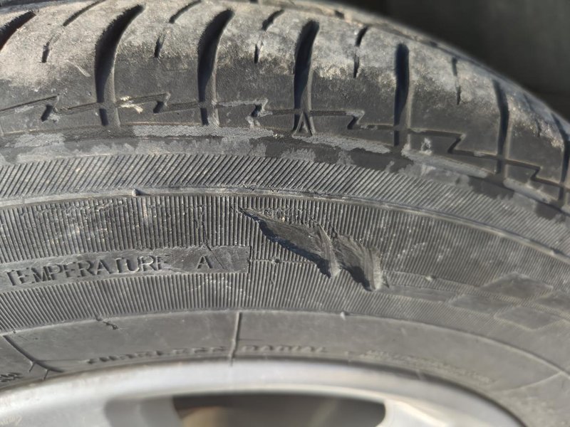大众朗逸 汽车轮胎刮蹭到马路牙子上了，蹭去一块，这需不需要换轮胎