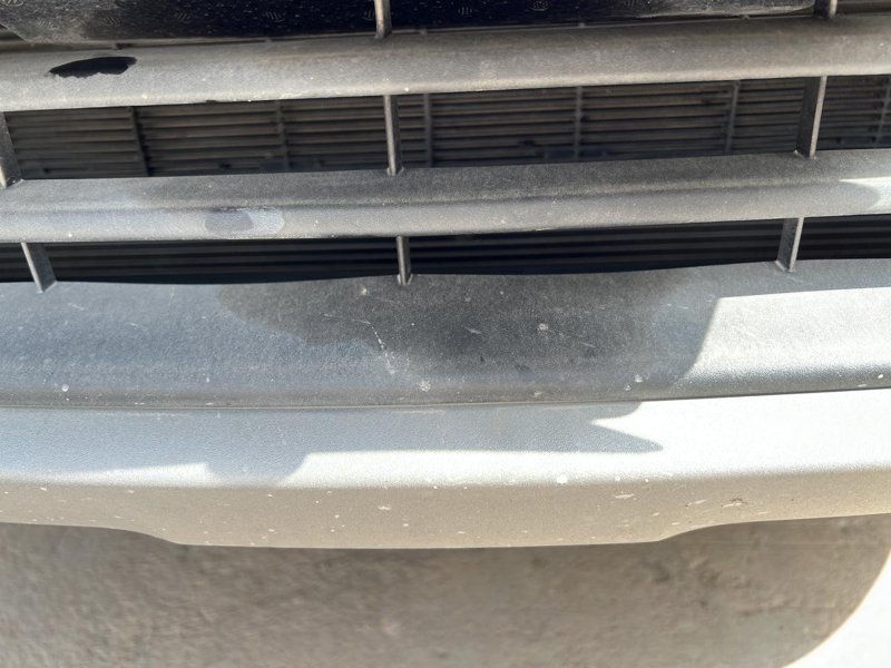 各位昂科威S的车主，有遇见过这样情况没有，中网下面渗的类似油渍，不像水！[捂脸][捂脸][捂脸]正常吗？
