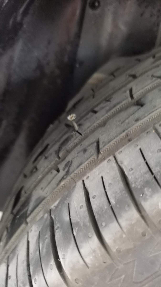 请问银河L7车友，你们的轮胎装反了了吗？我今天有个轮胎被钉子扎了，补胎的时候维修工告诉我，这四个轮胎都装反了。