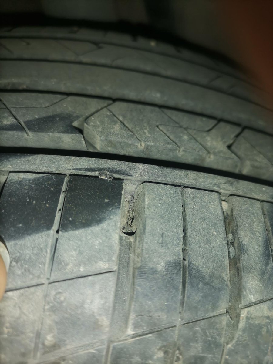 朗逸，韩泰的韩泰轮胎205 55r16 91v轮胎，扣轮胎石子，发现后左轮胎沟槽里有个坑，大概1公分多点的宽度吧，深