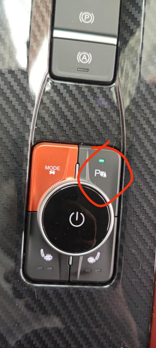 奇瑞艾瑞泽5 GT 前两个按键是什么意思啊？ 第三个图片是通电后显示的三个东西，卖车那里说是通电自检，我感觉不对啊。启