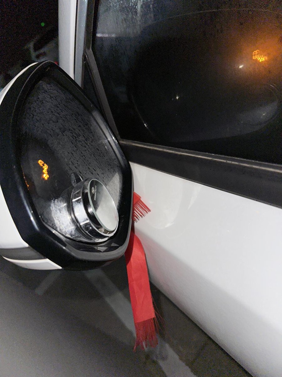 凯翼昆仑 超车的提示灯熄火，锁车了还亮是怎么回事？？？