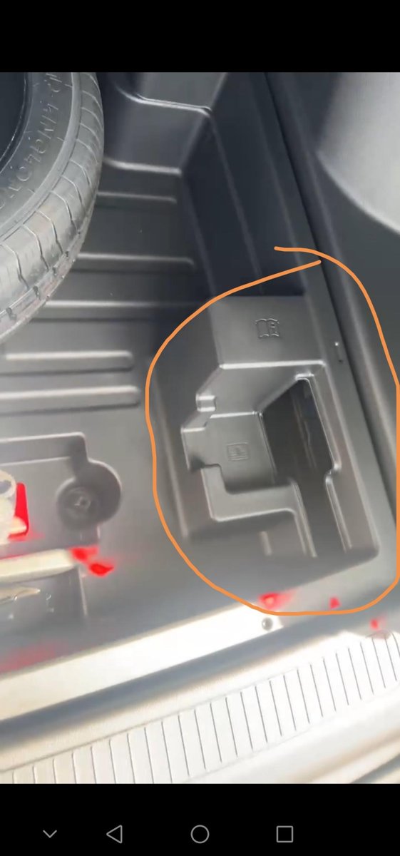 请问一下各位昂科威PLUS车主，后备箱放备胎位置右侧，有个没有遮盖的，可以看到车内部金属板的一个窟窿，如图，右侧红线框出