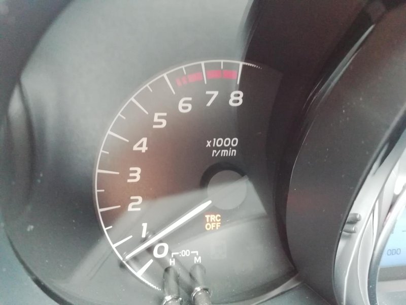 丰田威驰 提车月余，今转速表突然出现这个符号，熄火后重启又没了，然觉转速表高了，这符号啥意思