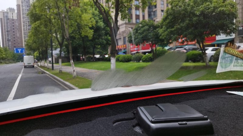奇瑞瑞虎5x 各位车友，夏天开空调时，汽车外面的前挡玻璃上会出现几团块雾气？ 这是啥原因造成的，现在是一有我就开雨刮刮