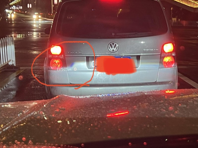 锐界L的车灯光为啥有个凹陷，就是像图中间画红圈的这个地方。