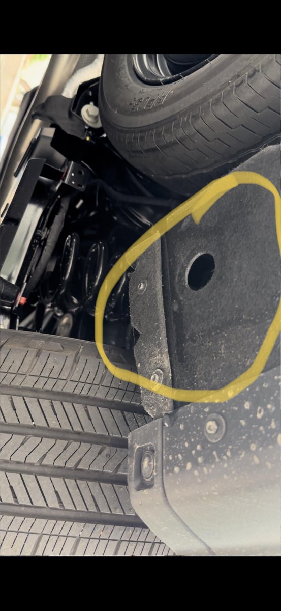 锐界L车右后底盘这里缝隙滴水出来，这里是空调口吗？正常吗？