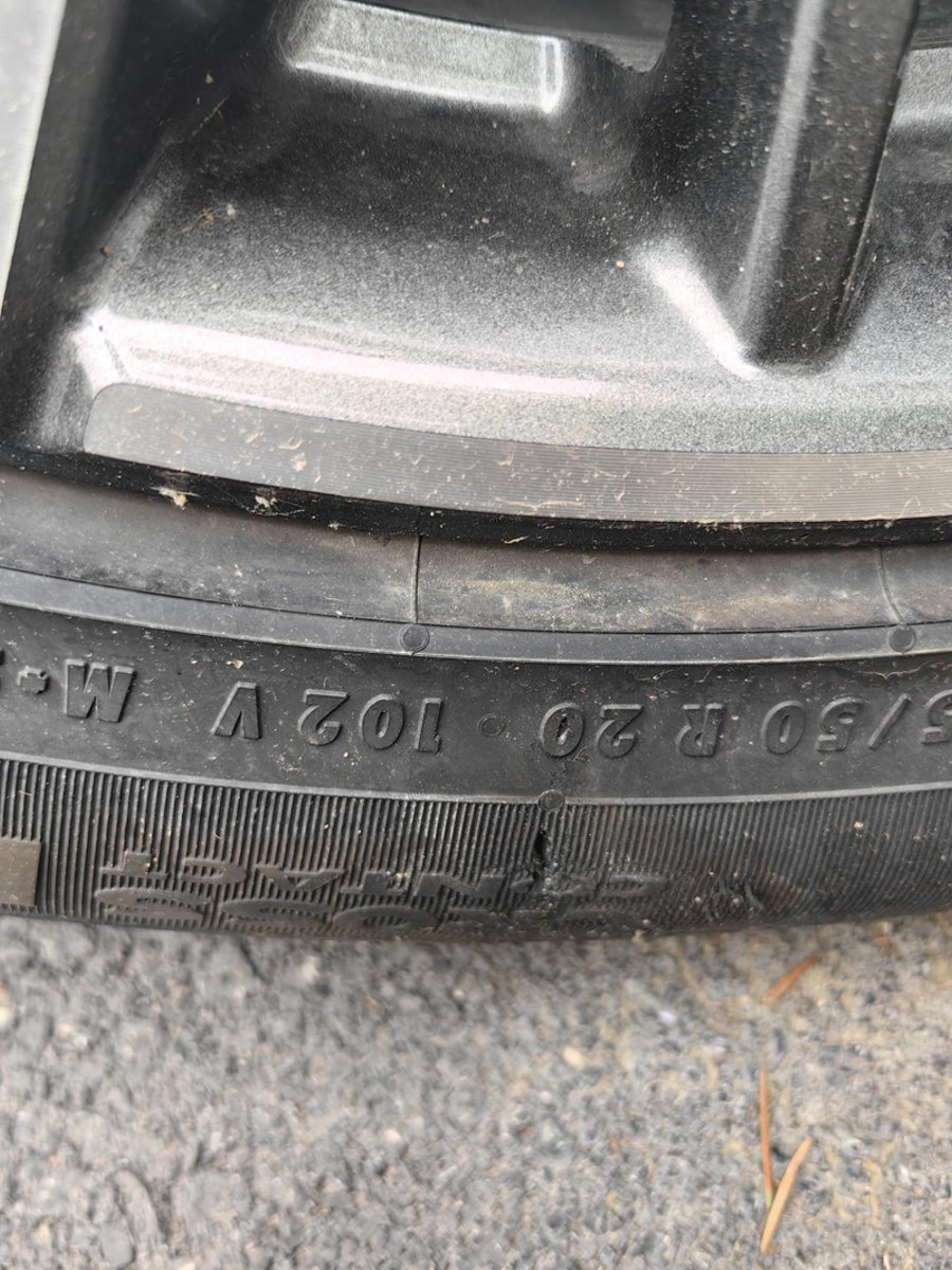 锐界原车轮胎是啥牌的多少钱啊？也不知怎么弄的一个小口子，洗车时才发现。