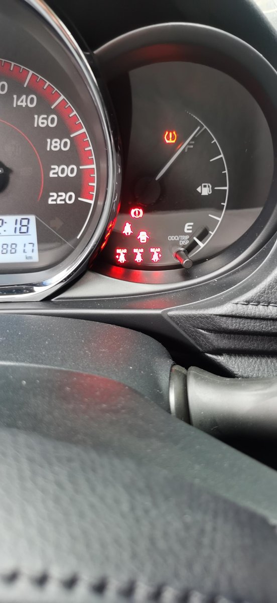 丰田威驰 700公里新年打着火出现这样故障灯，什么问题