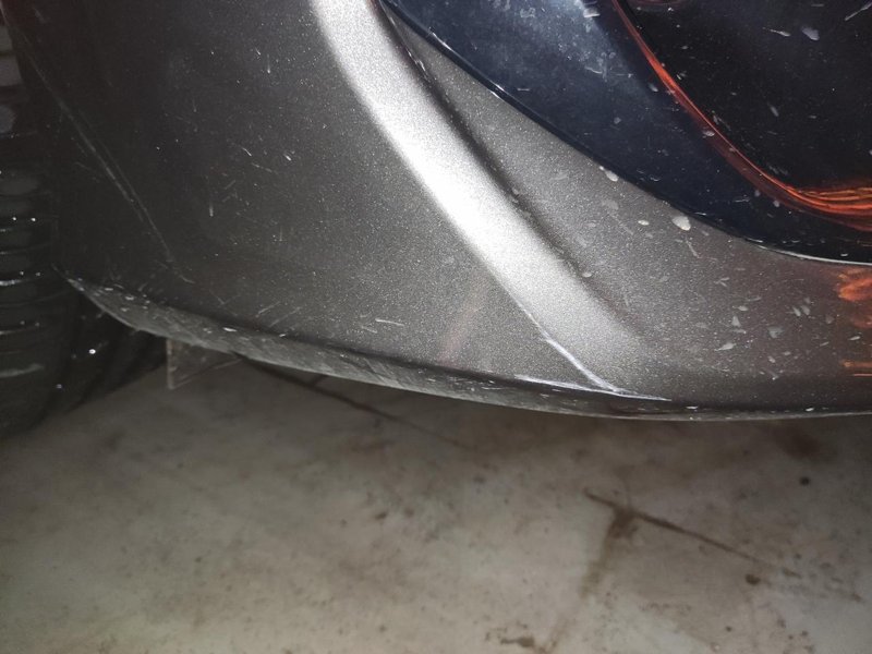 吉利缤瑞 刚提车第三天 晚上倒车的时候车头刮了 这个要不要去喷个漆？