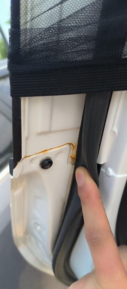 奇瑞瑞虎5x 19款的，四年了车后门里面发现有绣的，正常吗，铁子们