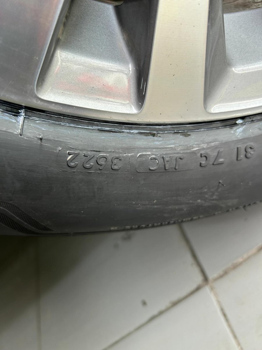 别克昂科威 途虎养车店买的轮胎，3622，这个好像是复印的，不是原厂印的。会不会是库存胎，或者过期胎，又重新打了钢印？？