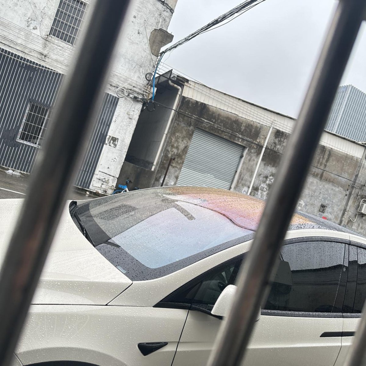 特斯拉Model X 各位车友们：毛豆x的玻璃，遇水，外面看上去有点这种颜色是正常的吗？