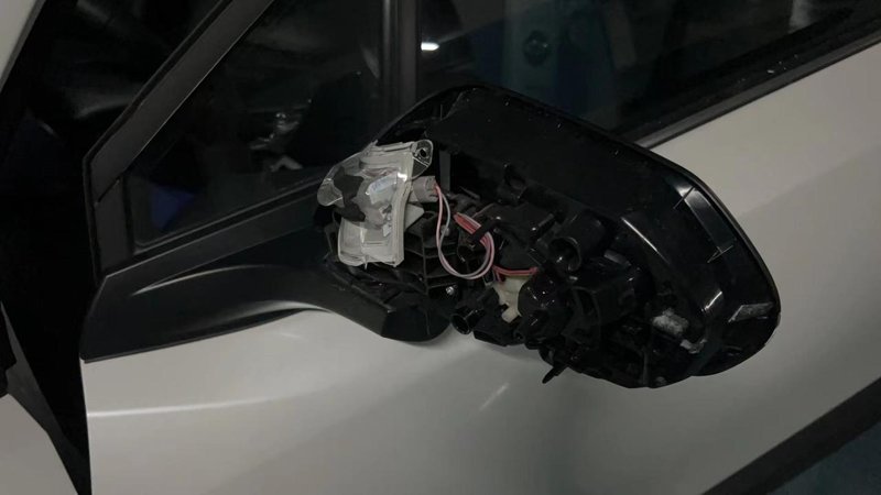 丰田C-HR 倒车时后视镜的后盖被碰掉了，修一下要多少钱？