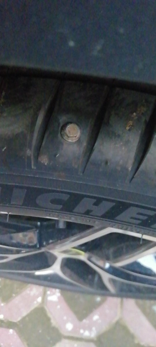 荣威RX5 新车发现车胎被扎了，怎么处理，吧