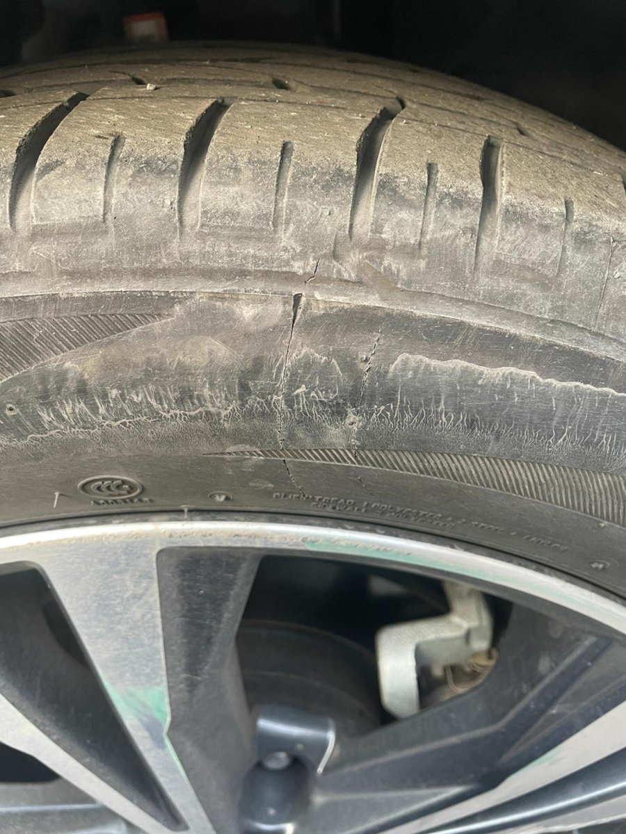 日产逍客 车胎这样裂了要修吗，轮毂也磨损了
