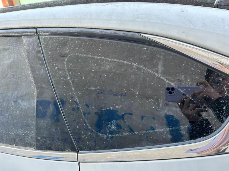 哈弗车玻璃自爆? 车辆是购买的哈弗赤兔2021款车玻璃没有发生过碰撞，就下雪天在外面停了两天第三天开的时候就发现左后方