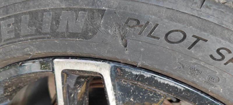 荣威RX5 友友们，早上突然发现轮胎侧面被剐蹭了这样，轮胎需要换吗？