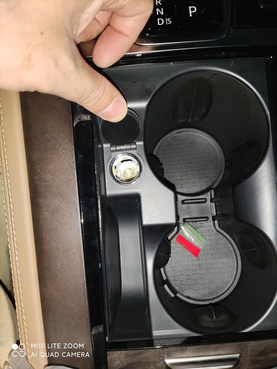 请问车友捷豹XFL尊享版有没有电子点烟器，我发现有插空，可是没有点烟器。