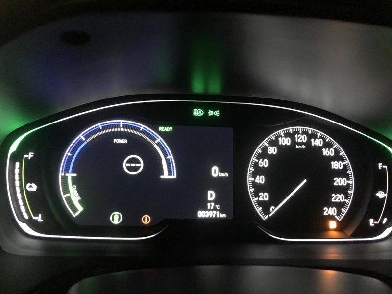 本田雅阁 本田的混动技术没有丰田的厉害，开过丰田的混动，只要低速或者是怠速就是纯电，这满电还等了90秒的红灯