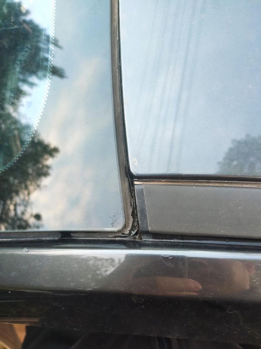 荣威RX5 前挡风玻璃这有积水正常吗？ 下过雨好几天了，开车速度上去后，总有水从窗户打进来。 以前以为是雨水，后来发