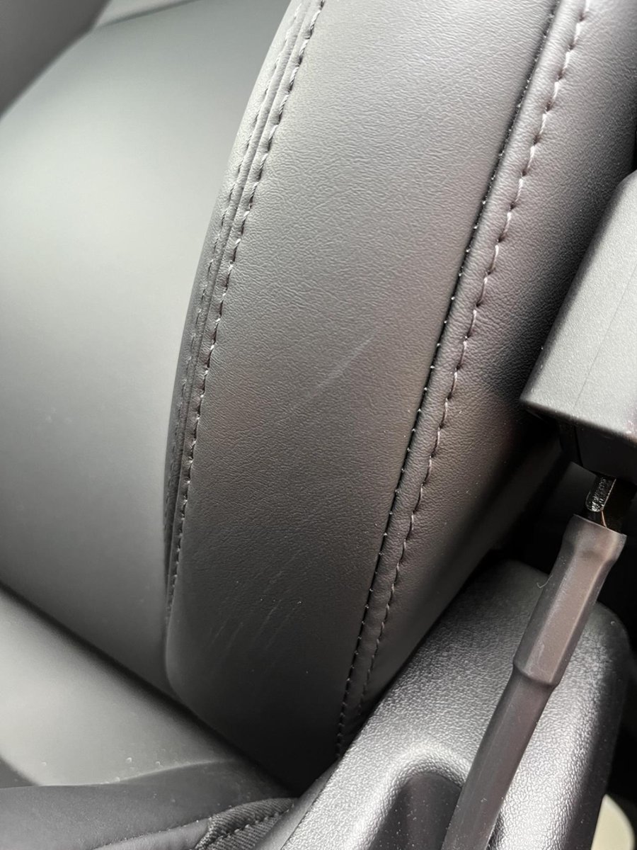 特斯拉Model Y 主驾驶位的座椅侧边，有几条发白的印子，擦不掉，有什么好办法？