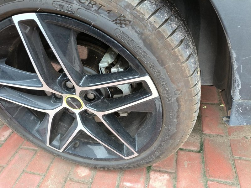 荣威RX5 这轮胎印子是洗车之后喷的东西么，