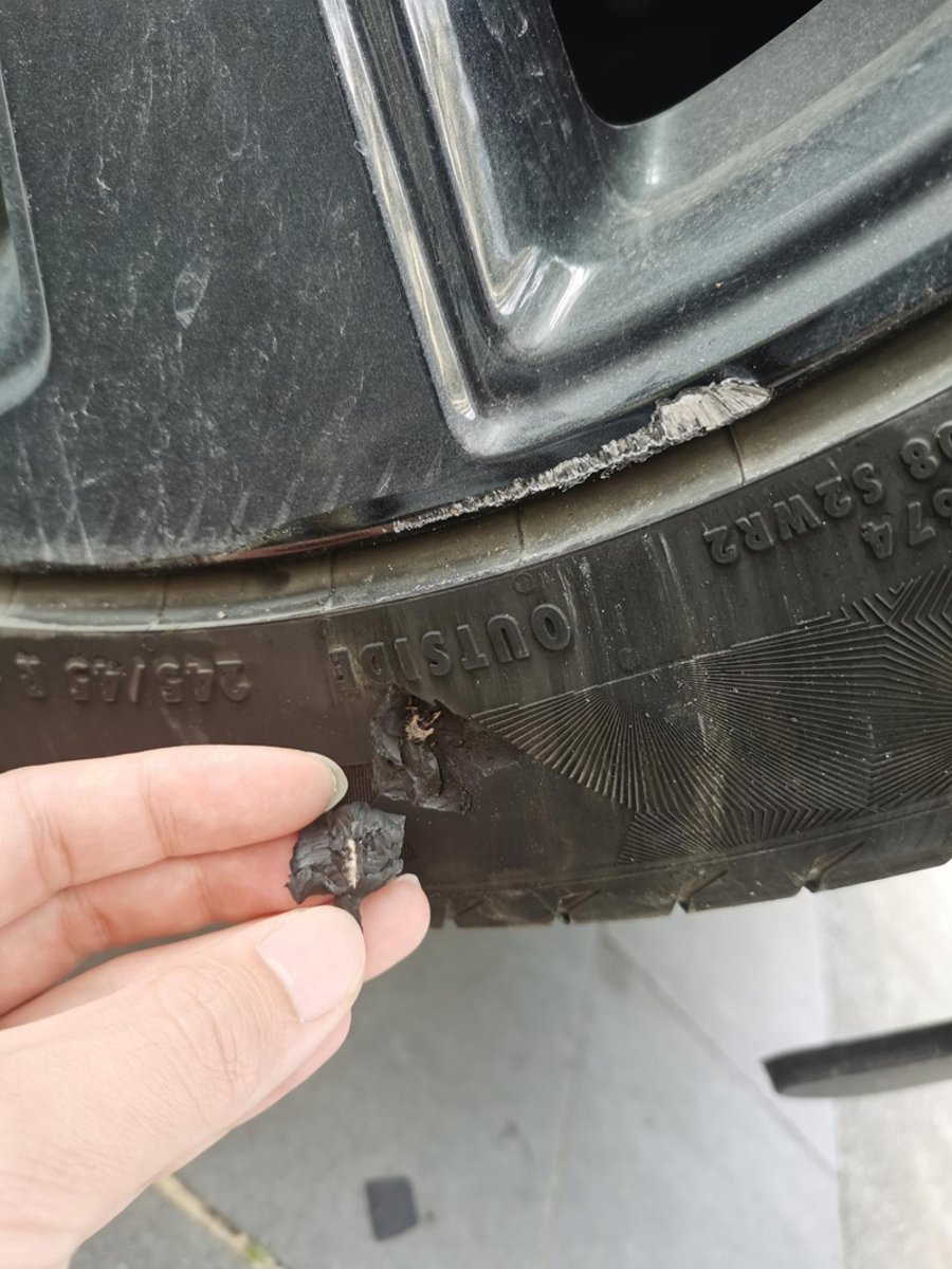 别克昂科威 在小区道路会车蹭到马路牙子了，轮胎侧壁掉了好厚一块（都能看到里面的麻线）。这情况是不是得立马更换轮胎了