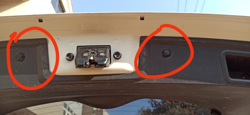 日产逍客 网上买了一个行车记录仪，后面一个摄像头，这个后箱这两颗螺丝怎么拆掉？