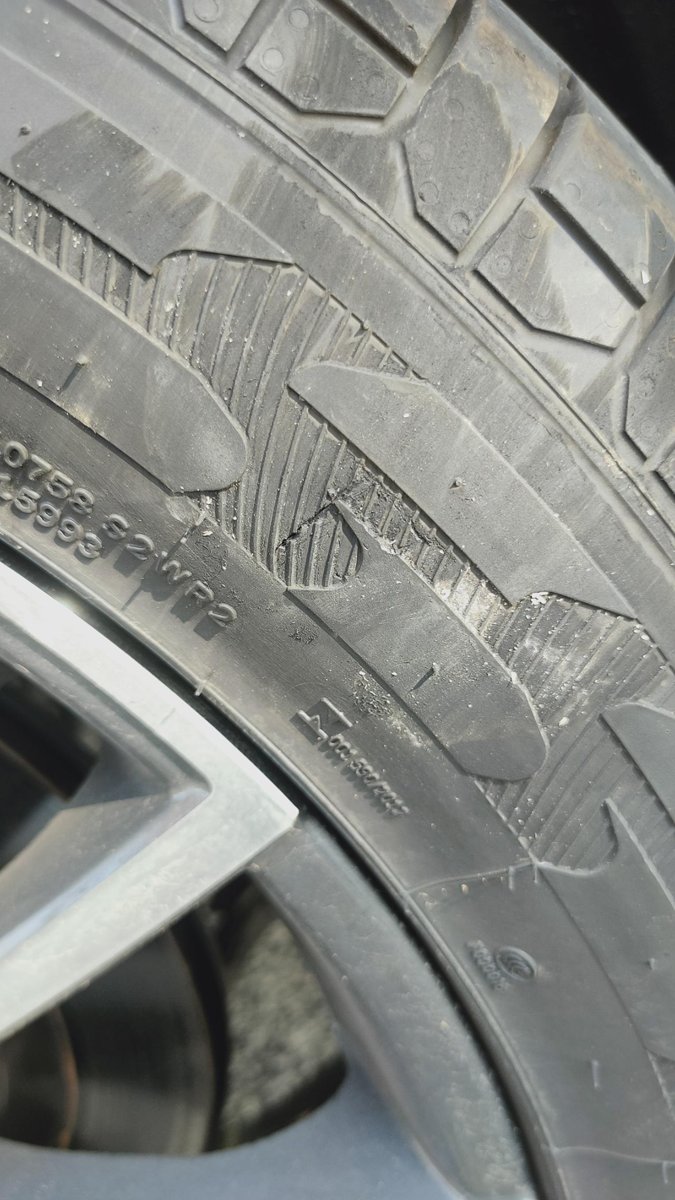 奇瑞瑞虎8 PLUS 有没有看图片帮评估这个轮胎用换吗 刚提的车拐弯撞到马路牙子石头了