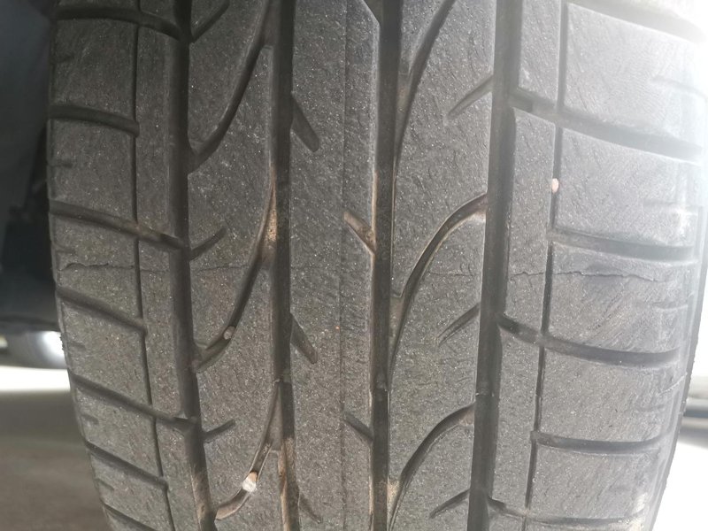 日产逍客 轮胎胎面有条割痕有没有关系？需要怎么处理吗