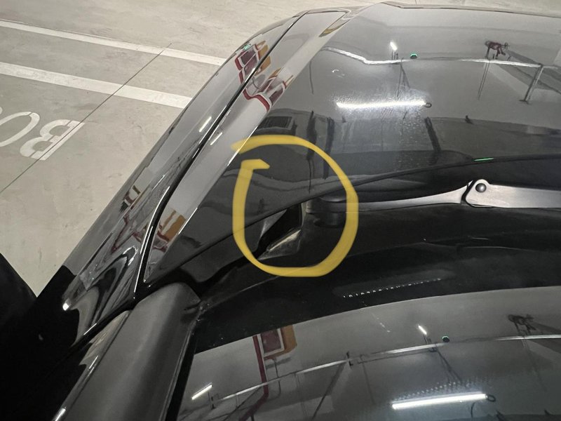 奥迪A6L 关于23款A6前机盖缝隙的问题，\n洗车的时候发现前机盖左右两侧和前挡风玻璃这里有个缝隙，缝隙