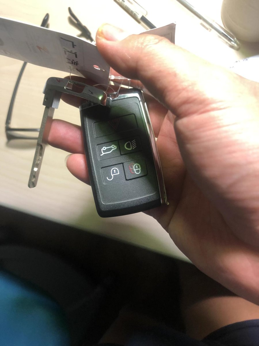 路虎揽胜星脉 提车给一把遥控钥匙和一把从遥控钥匙扣下来机钥匙