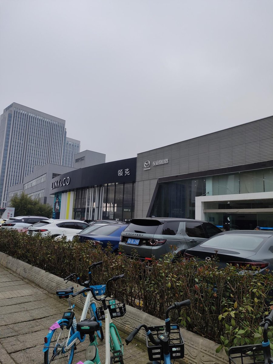 马自达CX-30 自动质悦，左边武汉，今天去店里问了价格，裸车133900，贷款厂家贴息5500，销售说裸车还可以谈下来