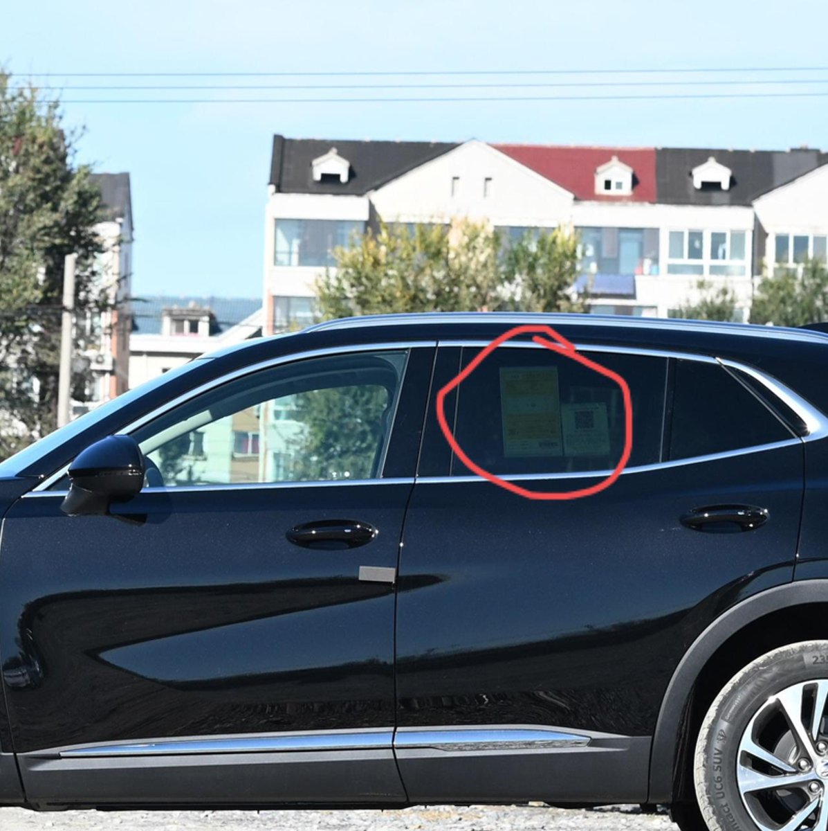 别克昂科威 你们提车的时候，车窗有没有贴一个二维码，别克车辆信息 油耗介绍这些呀？