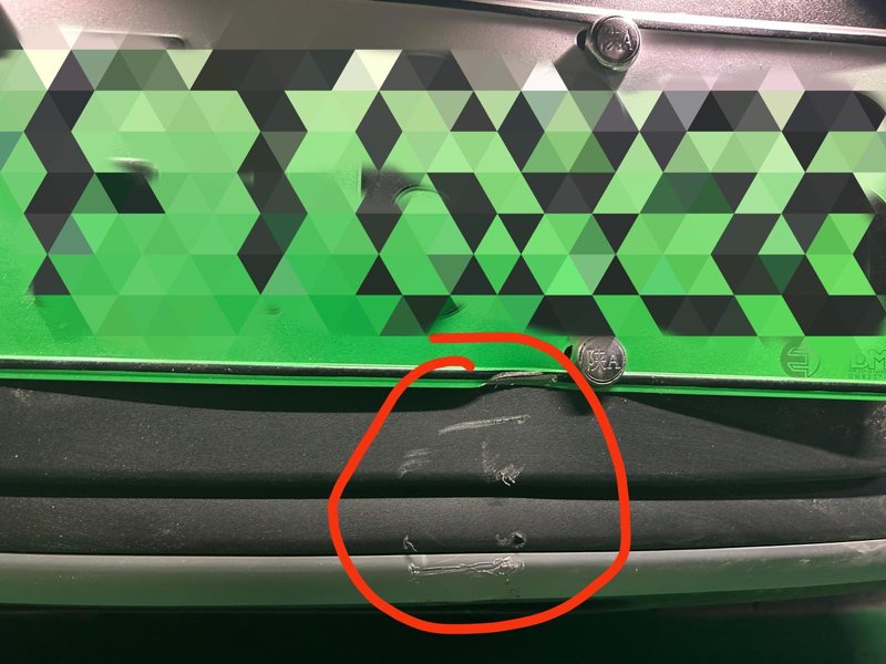比亚迪宋Pro DM-i 新车后面车牌下面倒车的时候撞了，怎么处理？ 黑色的地方确定是塑料，银白色的地方划痕里边也