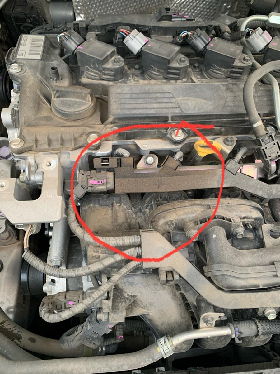 丰田C-HR 加玻璃水是发现红色圈圈部分像渗油了？发动机舱这地方渗油是正常现象吗？