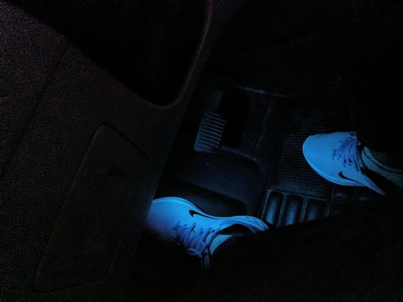 比亚迪宋Pro DM-i 开座椅通风，时不时停下一下，停的时候脚部照明灯也闪一下，正常吗？