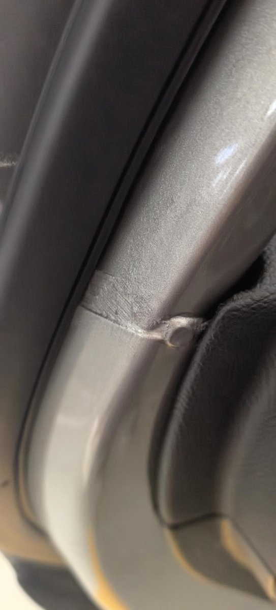 荣威RX5 ，荣威rx5更换的车门焊接口粗糙，重量轻，车门内部边缘凸起不流畅有小缺口，这些正常吗